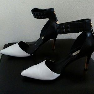 Used Black/ White/ Gold Evanne pointed toe pump